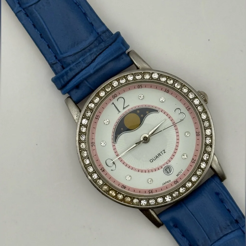 VINTAGE DATE MOON PHASE RHINESTONES DIAL QUARTZ SILVER BLUE BAND (New Battery)